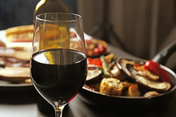 Wine and grilled vegetables — Stock Photo, Image