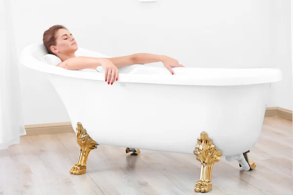 Mädchen entspannt sich in Badewanne — Stockfoto