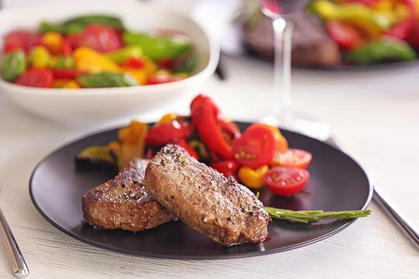 Délicieux steak aux légumes sur la table du dîner — Photo