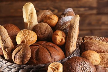 Farklı türlerde taze ekmek