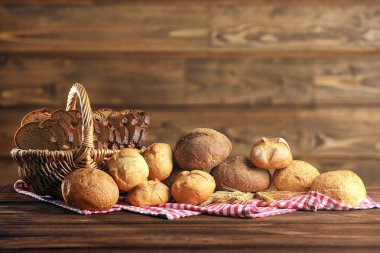 Ekmek ve çeşitli taze bap