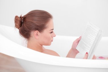 Kız küvetin içinde dinlendirici