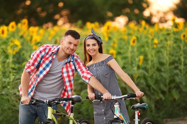 自転車に若いカップル — ストック写真