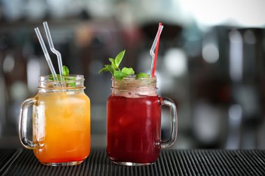 Kavanozların üzerinde sayaç bar içinde farklı kokteyller
