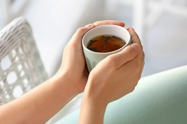 Bir fincan çay tutan kadın. — Stok fotoğraf
