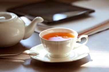 Çay tablo tablete ile