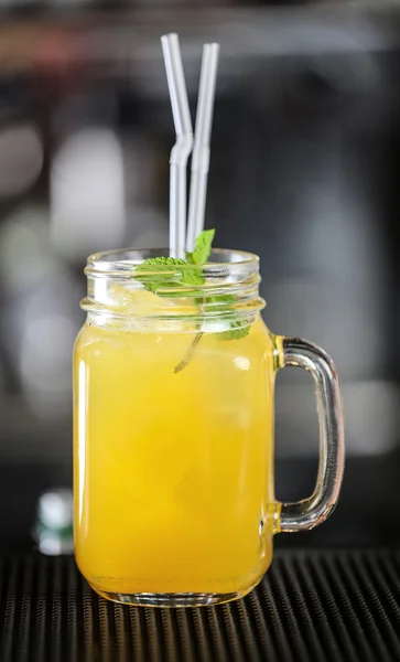 Cocktail em frasco de vidro — Fotografia de Stock