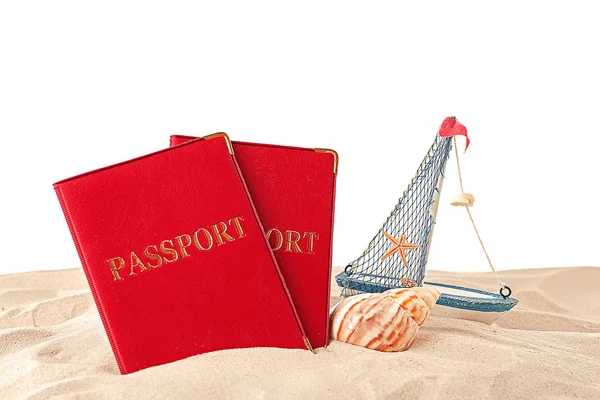 Pasaportes y barco de juguete en la arena — Foto de Stock