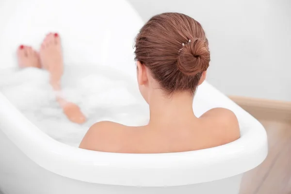 Mädchen entspannt sich in Badewanne — Stockfoto