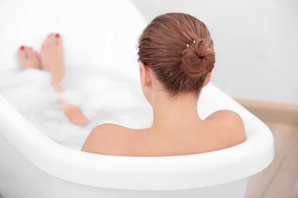 Chica relajante en la bañera — Foto de Stock