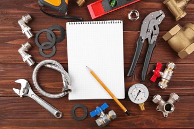 Tesisatçılık araçları yığını