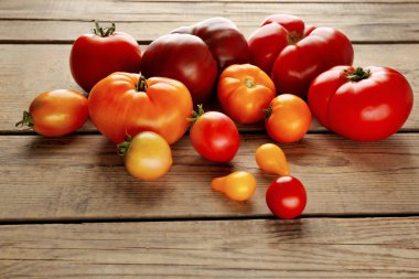 Kompozisyon kırmızı ve sarı domates