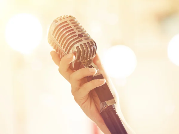 Ręka z rocznika mikrofon — Zdjęcie stockowe