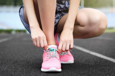 Kadın bağcık bağlama 