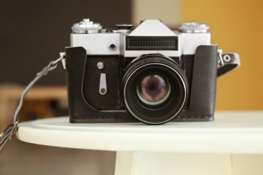 Beyaz masa üzerinde Vintage fotoğraf makinesi