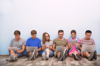 Gençlerle birlikte dışarı asılı becerikli alet