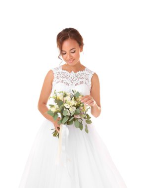 Düğün buketi olan güzel gelin