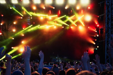 Kalabalık bir açık hava konserinde