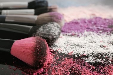 Fırçalar ve renkli göz gölgeler oluşturan