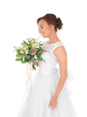 Düğün buketi olan güzel gelin