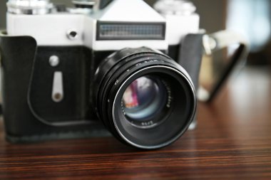 ahşap masa üzerinde Vintage fotoğraf makinesi