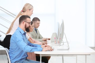 Bir ofis bilgisayarlarda çalışan insanlar