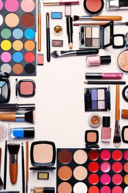 beyaz zemin üzerine Dekoratif kozmetik