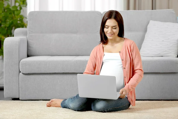 Pregnant woman with laptop — Stock Photo, Image