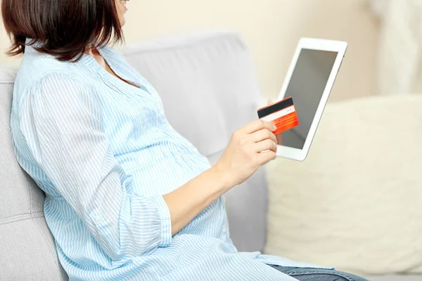 Zwangere vrouw met Tablet PC — Stockfoto