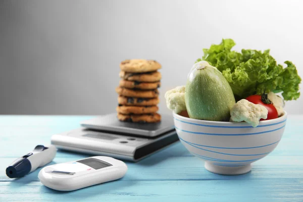 Glucomètre aux légumes et biscuits — Photo