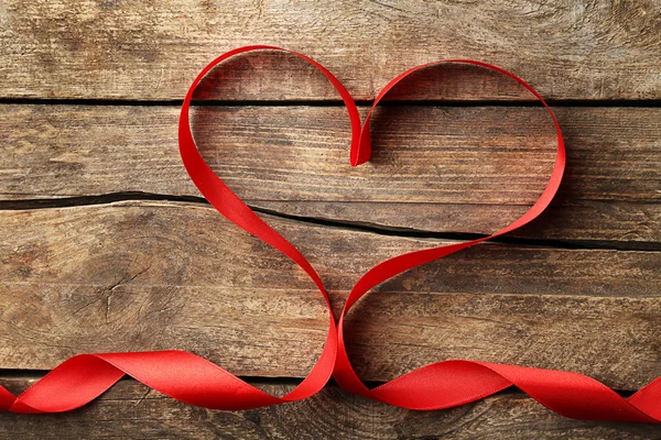 Rött band i form av hjärta — Stockfoto