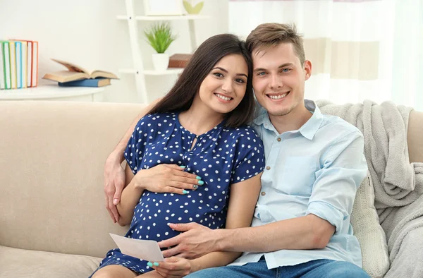 Casal grávida com imagem ultra-sonográfica — Fotografia de Stock
