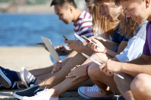 Jóvenes Con Gadgets Pasando Rato — Foto de Stock