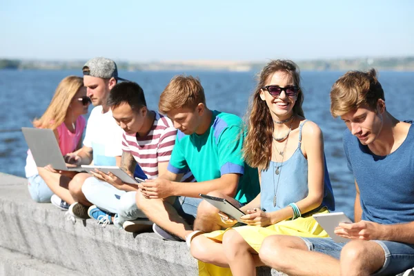 Les Jeunes Avec Des Gadgets Traîner — Photo