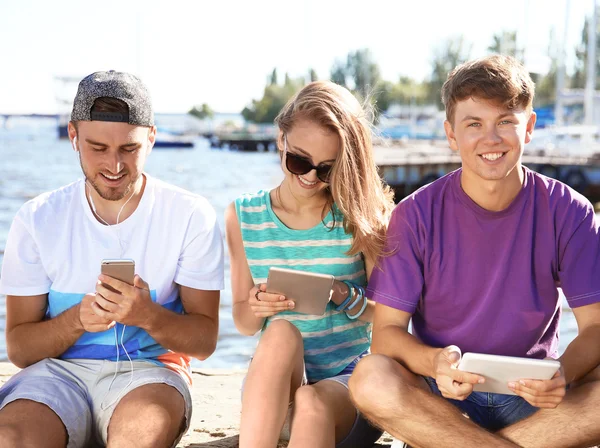 Jóvenes Con Gadgets Pasando Rato — Foto de Stock