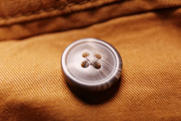 Кнопка на джинсовой ткани — стоковое фото