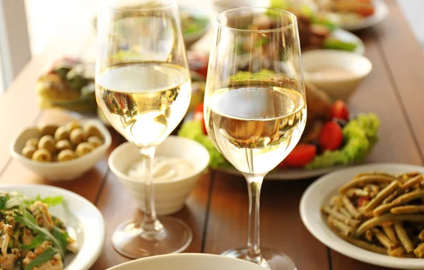 Glazen witte wijn op houten tafel — Stockfoto