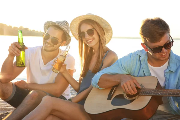 Baráti Hallgatni Gitár Sört Strandon — Stock Fotó