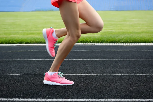 Γυναίκα που τρέχει σε πάνινα παπούτσια ροζ — Φωτογραφία Αρχείου