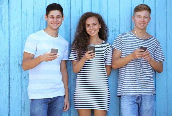 Amigos Felizes Com Gadgets Fundo Madeira — Fotografia de Stock