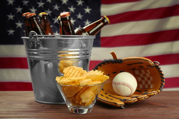 Honkbal Handschoen Met Bal Chips Bier Houten Tafel — Stockfoto