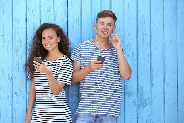 Amigos Felizes Com Gadgets Fundo Madeira — Fotografia de Stock