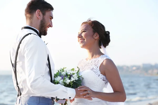 Novio joven y novia —  Fotos de Stock