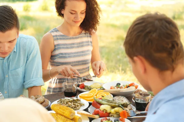 Friends Eating Picnic — Stock Photo, Image