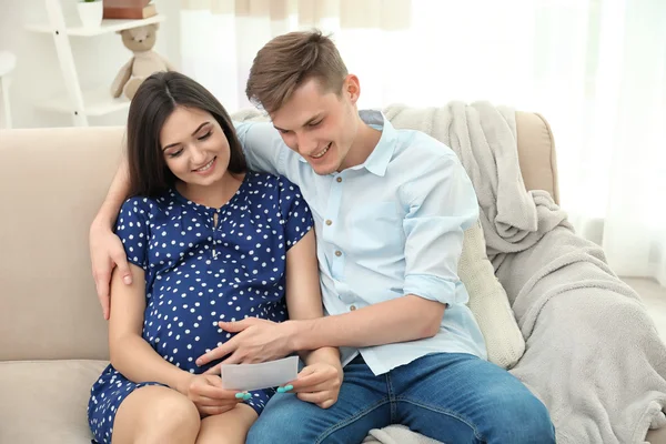 怀孕的夫妇看超声图像 — 图库照片
