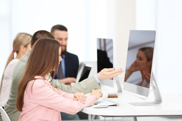 Pessoas Trabalhando Computadores Escritório — Fotografia de Stock