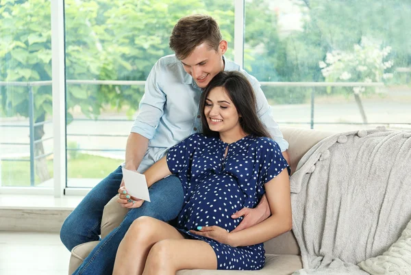 Casal grávida olhando para imagem de ultra-som — Fotografia de Stock