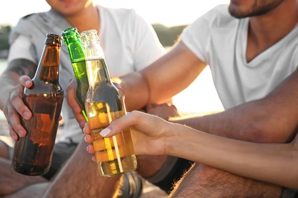 Amigos saindo com cerveja — Fotografia de Stock