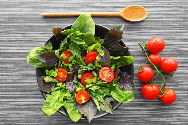 Ensalada fresca en tazón — Foto de Stock