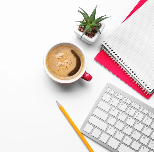 Kopp kaffe med office-verktyg — Stockfoto